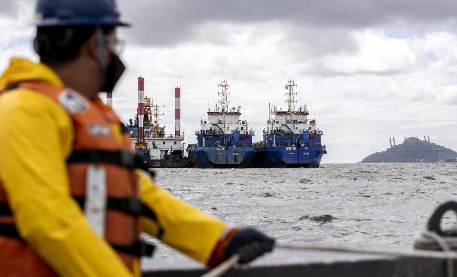O cenário do exercício, nesta terça-feira (7), foi de vazamento de óleo combustível de uma draga, com fauna atingida.