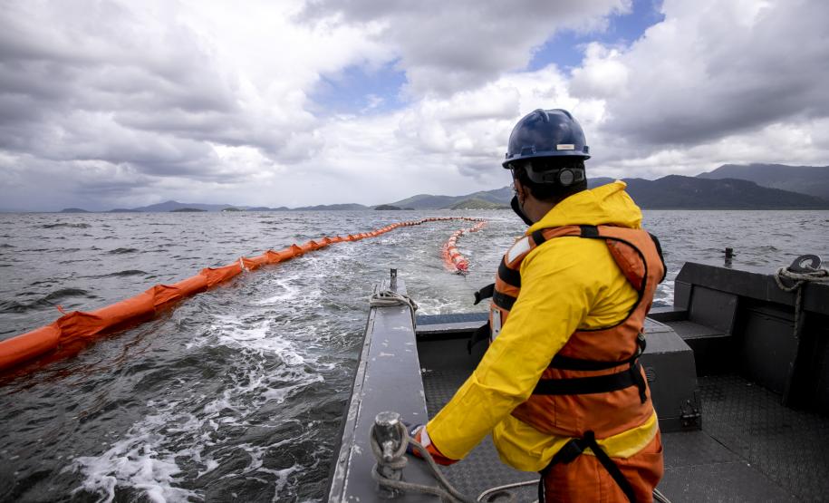O cenário do exercício, nesta terça-feira (7), foi de vazamento de óleo combustível de uma draga, com fauna atingida.