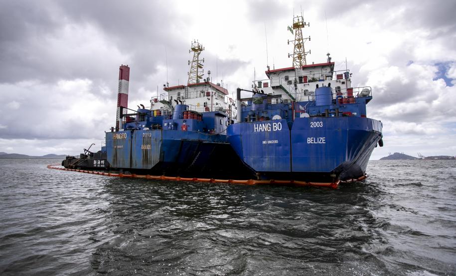 O cenário do exercício, nesta terça-feira (7), foi de vazamento de óleo combustível de uma draga, com fauna atingida.