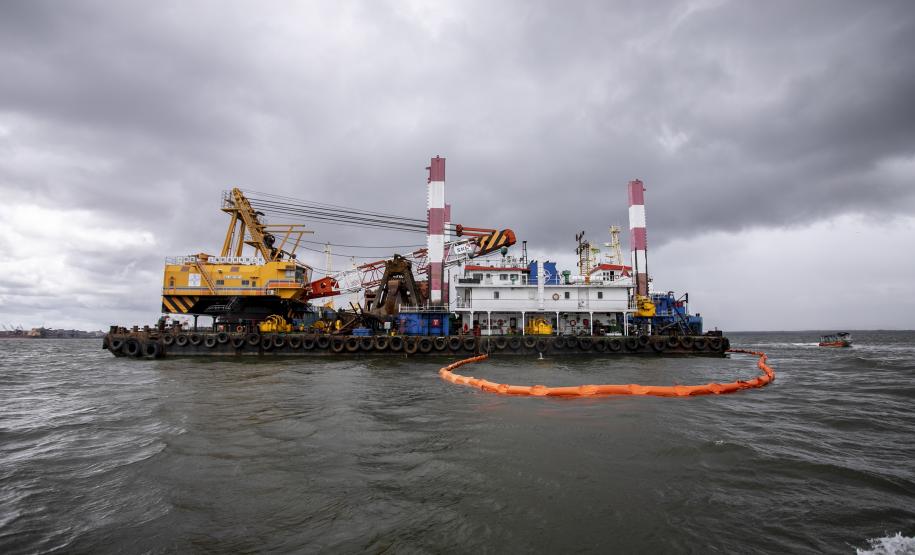 O cenário do exercício, nesta terça-feira (7), foi de vazamento de óleo combustível de uma draga, com fauna atingida.