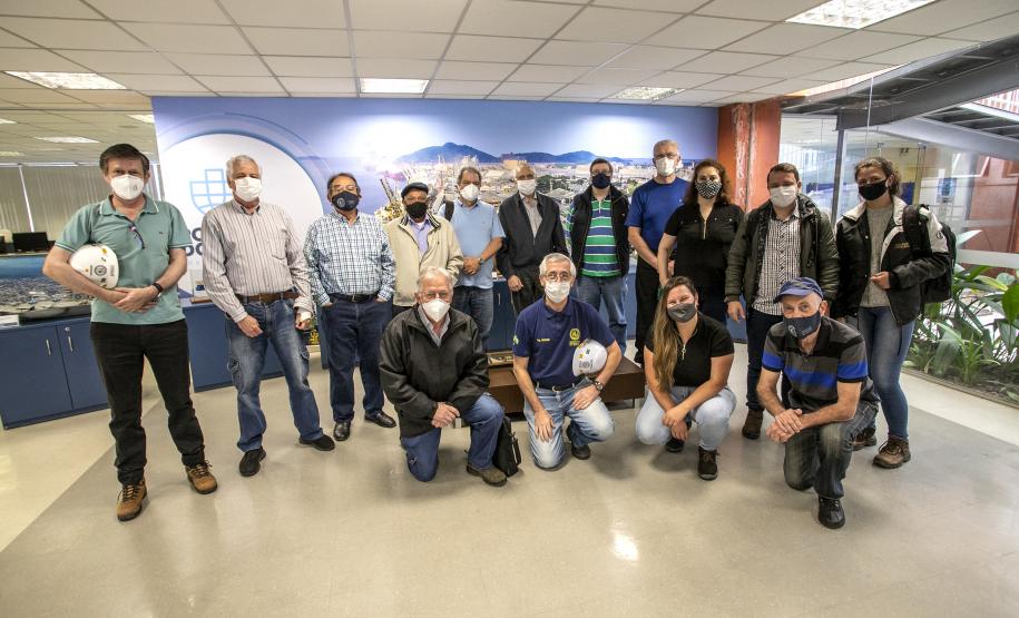 Um grupo de 16 engenheiros de diversas áreas, associados ao Instituto de Engenharia do Paraná (IEP), visitou o Porto de Paranaguá nesta quarta-feira (8). A atividade técnica integra a 27ª Semana de Engenharia da entidade e foi oportunidade para os profissionais conhecerem os projetos em desenvolvimento nos terminais portuários do Estado.