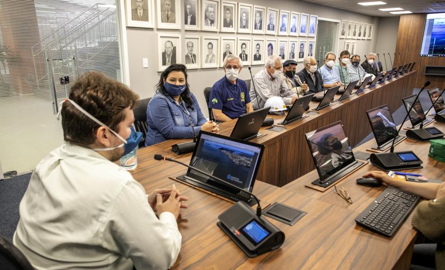 Um grupo de 16 engenheiros de diversas áreas, associados ao Instituto de Engenharia do Paraná (IEP), visitou o Porto de Paranaguá nesta quarta-feira (8). A atividade técnica integra a 27ª Semana de Engenharia da entidade e foi oportunidade para os profissionais conhecerem os projetos em desenvolvimento nos terminais portuários do Estado.