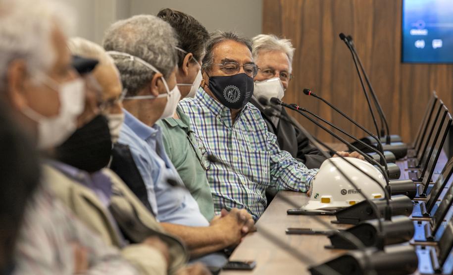 Um grupo de 16 engenheiros de diversas áreas, associados ao Instituto de Engenharia do Paraná (IEP), visitou o Porto de Paranaguá nesta quarta-feira (8). A atividade técnica integra a 27ª Semana de Engenharia da entidade e foi oportunidade para os profissionais conhecerem os projetos em desenvolvimento nos terminais portuários do Estado.