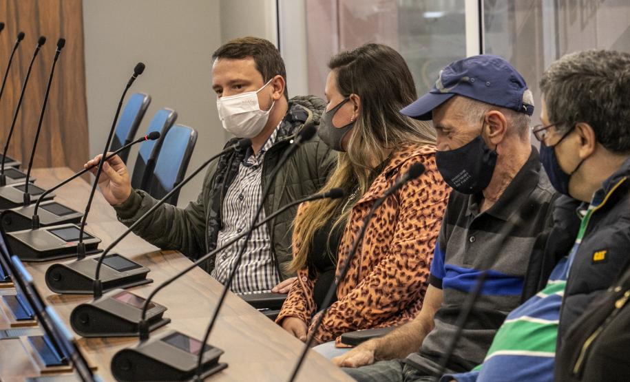 Um grupo de 16 engenheiros de diversas áreas, associados ao Instituto de Engenharia do Paraná (IEP), visitou o Porto de Paranaguá nesta quarta-feira (8). A atividade técnica integra a 27ª Semana de Engenharia da entidade e foi oportunidade para os profissionais conhecerem os projetos em desenvolvimento nos terminais portuários do Estado.