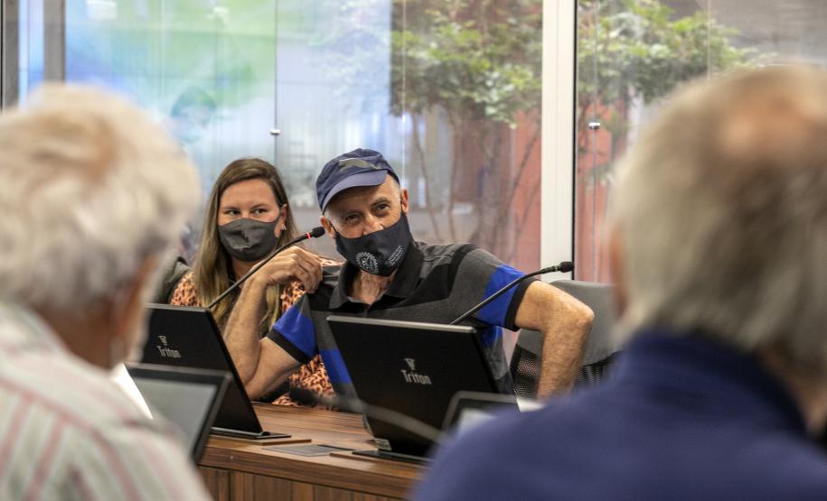 Um grupo de 16 engenheiros de diversas áreas, associados ao Instituto de Engenharia do Paraná (IEP), visitou o Porto de Paranaguá nesta quarta-feira (8). A atividade técnica integra a 27ª Semana de Engenharia da entidade e foi oportunidade para os profissionais conhecerem os projetos em desenvolvimento nos terminais portuários do Estado.