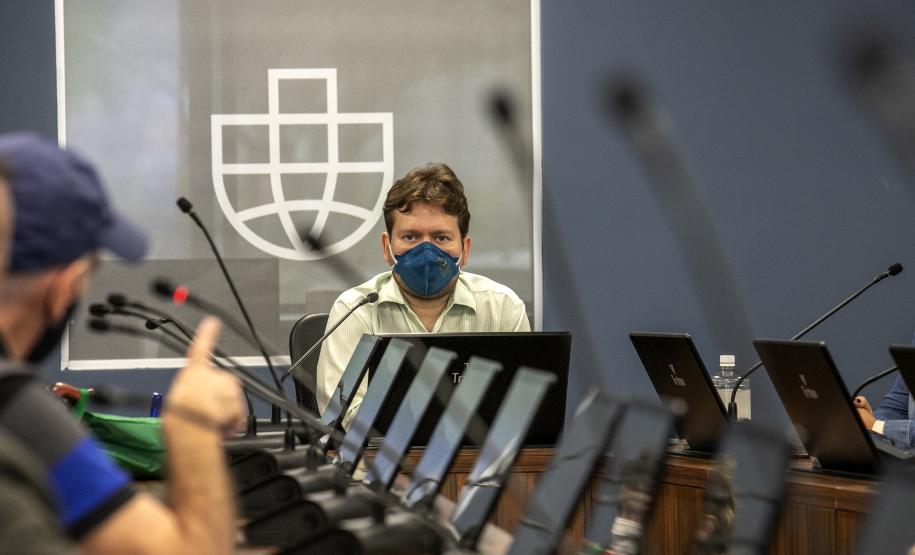 Um grupo de 16 engenheiros de diversas áreas, associados ao Instituto de Engenharia do Paraná (IEP), visitou o Porto de Paranaguá nesta quarta-feira (8). A atividade técnica integra a 27ª Semana de Engenharia da entidade e foi oportunidade para os profissionais conhecerem os projetos em desenvolvimento nos terminais portuários do Estado.