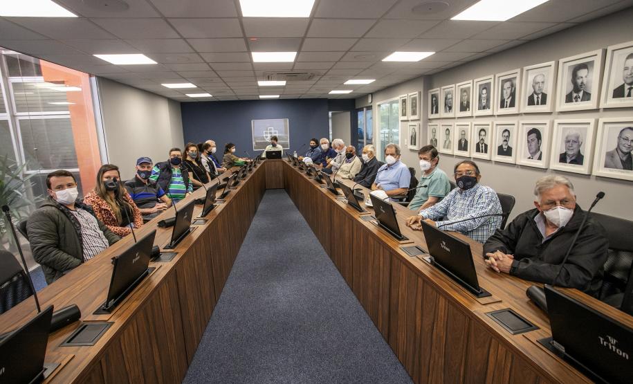Um grupo de 16 engenheiros de diversas áreas, associados ao Instituto de Engenharia do Paraná (IEP), visitou o Porto de Paranaguá nesta quarta-feira (8). A atividade técnica integra a 27ª Semana de Engenharia da entidade e foi oportunidade para os profissionais conhecerem os projetos em desenvolvimento nos terminais portuários do Estado.