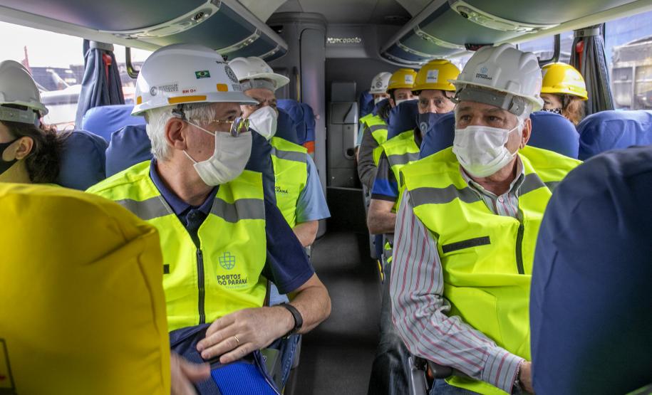 Um grupo de 16 engenheiros de diversas áreas, associados ao Instituto de Engenharia do Paraná (IEP), visitou o Porto de Paranaguá nesta quarta-feira (8). A atividade técnica integra a 27ª Semana de Engenharia da entidade e foi oportunidade para os profissionais conhecerem os projetos em desenvolvimento nos terminais portuários do Estado.