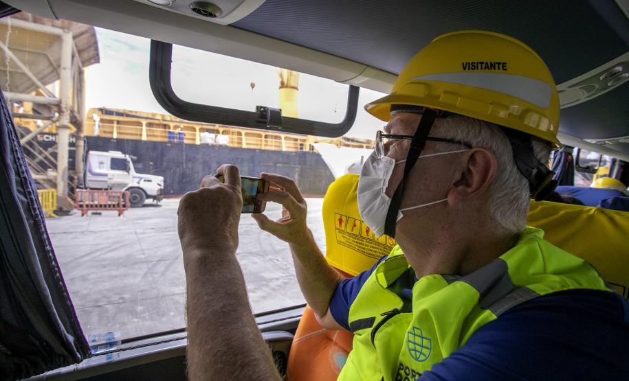 Um grupo de 16 engenheiros de diversas áreas, associados ao Instituto de Engenharia do Paraná (IEP), visitou o Porto de Paranaguá nesta quarta-feira (8). A atividade técnica integra a 27ª Semana de Engenharia da entidade e foi oportunidade para os profissionais conhecerem os projetos em desenvolvimento nos terminais portuários do Estado.