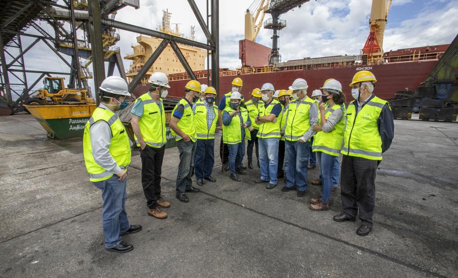 Um grupo de 16 engenheiros de diversas áreas, associados ao Instituto de Engenharia do Paraná (IEP), visitou o Porto de Paranaguá nesta quarta-feira (8). A atividade técnica integra a 27ª Semana de Engenharia da entidade e foi oportunidade para os profissionais conhecerem os projetos em desenvolvimento nos terminais portuários do Estado.