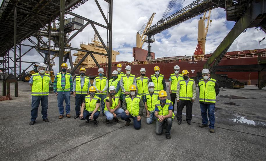 Um grupo de 16 engenheiros de diversas áreas, associados ao Instituto de Engenharia do Paraná (IEP), visitou o Porto de Paranaguá nesta quarta-feira (8). A atividade técnica integra a 27ª Semana de Engenharia da entidade e foi oportunidade para os profissionais conhecerem os projetos em desenvolvimento nos terminais portuários do Estado.