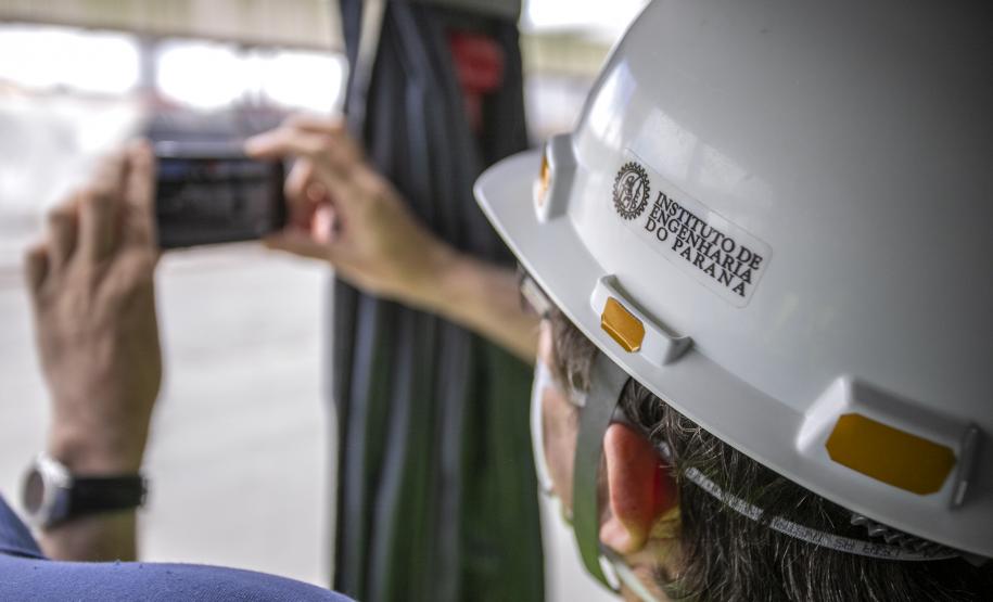 Um grupo de 16 engenheiros de diversas áreas, associados ao Instituto de Engenharia do Paraná (IEP), visitou o Porto de Paranaguá nesta quarta-feira (8). A atividade técnica integra a 27ª Semana de Engenharia da entidade e foi oportunidade para os profissionais conhecerem os projetos em desenvolvimento nos terminais portuários do Estado.