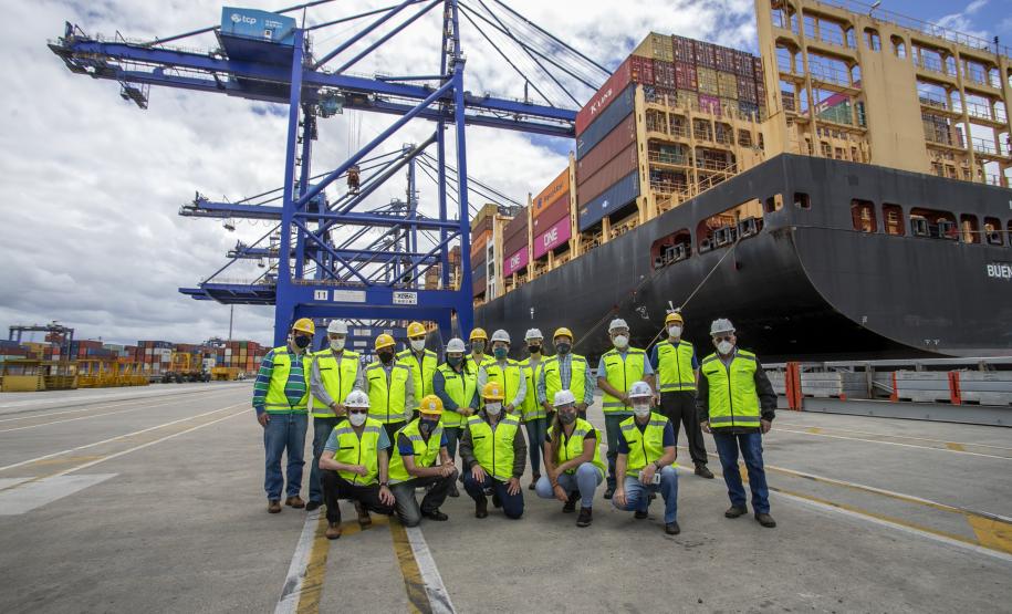 Um grupo de 16 engenheiros de diversas áreas, associados ao Instituto de Engenharia do Paraná (IEP), visitou o Porto de Paranaguá nesta quarta-feira (8). A atividade técnica integra a 27ª Semana de Engenharia da entidade e foi oportunidade para os profissionais conhecerem os projetos em desenvolvimento nos terminais portuários do Estado.