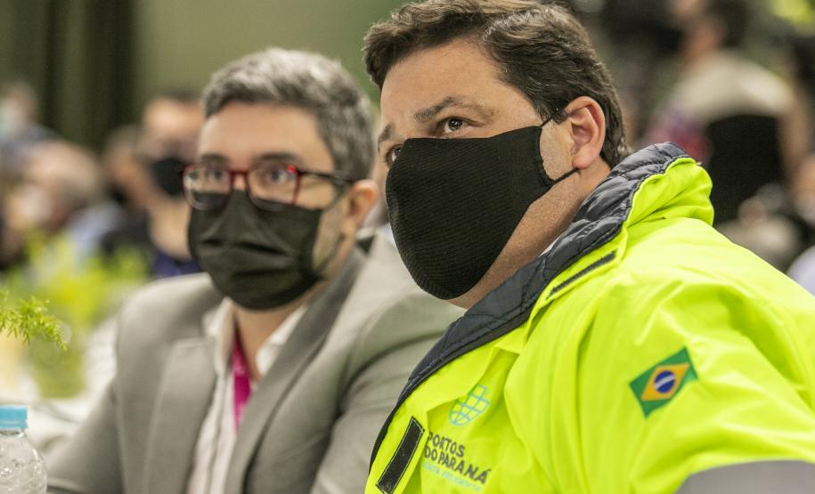 O Porto de Paranaguá começa a preparar sua estrutura para absorver a produção transportada pelo modal ferroviário, já tendo em vista o projeto da Nova Ferroeste. O governador Carlos Massa Ratinho Junior lançou nesta quinta-feira (9), em Paranaguá, no Litoral, o edital de licitação do projeto Cais Leste, também chamado de Moegão, que vai receber investimento de R$ 500 milhões. O lançamento ocorreu durante a solenidade de inauguração do novo terminal portuário da Coamo.