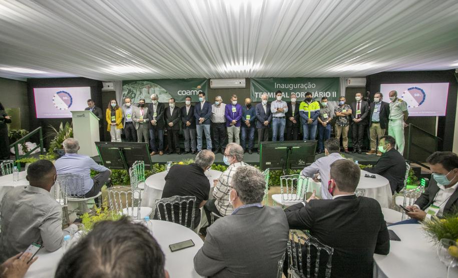 O Porto de Paranaguá começa a preparar sua estrutura para absorver a produção transportada pelo modal ferroviário, já tendo em vista o projeto da Nova Ferroeste. O governador Carlos Massa Ratinho Junior lançou nesta quinta-feira (9), em Paranaguá, no Litoral, o edital de licitação do projeto Cais Leste, também chamado de Moegão, que vai receber investimento de R$ 500 milhões. O lançamento ocorreu durante a solenidade de inauguração do novo terminal portuário da Coamo.