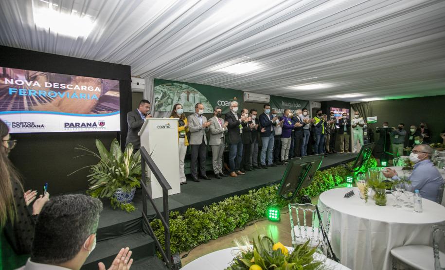 O Porto de Paranaguá começa a preparar sua estrutura para absorver a produção transportada pelo modal ferroviário, já tendo em vista o projeto da Nova Ferroeste. O governador Carlos Massa Ratinho Junior lançou nesta quinta-feira (9), em Paranaguá, no Litoral, o edital de licitação do projeto Cais Leste, também chamado de Moegão, que vai receber investimento de R$ 500 milhões. O lançamento ocorreu durante a solenidade de inauguração do novo terminal portuário da Coamo.