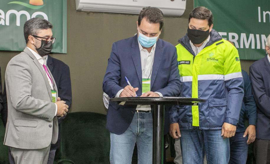 O Porto de Paranaguá começa a preparar sua estrutura para absorver a produção transportada pelo modal ferroviário, já tendo em vista o projeto da Nova Ferroeste. O governador Carlos Massa Ratinho Junior lançou nesta quinta-feira (9), em Paranaguá, no Litoral, o edital de licitação do projeto Cais Leste, também chamado de Moegão, que vai receber investimento de R$ 500 milhões. O lançamento ocorreu durante a solenidade de inauguração do novo terminal portuário da Coamo.