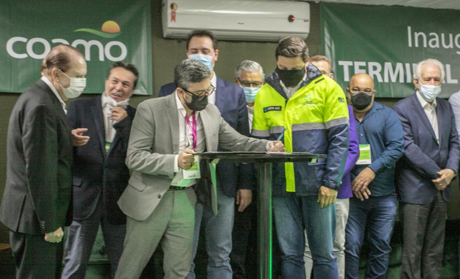 O Porto de Paranaguá começa a preparar sua estrutura para absorver a produção transportada pelo modal ferroviário, já tendo em vista o projeto da Nova Ferroeste. O governador Carlos Massa Ratinho Junior lançou nesta quinta-feira (9), em Paranaguá, no Litoral, o edital de licitação do projeto Cais Leste, também chamado de Moegão, que vai receber investimento de R$ 500 milhões. O lançamento ocorreu durante a solenidade de inauguração do novo terminal portuário da Coamo.