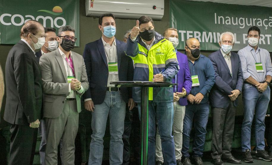 O Porto de Paranaguá começa a preparar sua estrutura para absorver a produção transportada pelo modal ferroviário, já tendo em vista o projeto da Nova Ferroeste. O governador Carlos Massa Ratinho Junior lançou nesta quinta-feira (9), em Paranaguá, no Litoral, o edital de licitação do projeto Cais Leste, também chamado de Moegão, que vai receber investimento de R$ 500 milhões. O lançamento ocorreu durante a solenidade de inauguração do novo terminal portuário da Coamo.