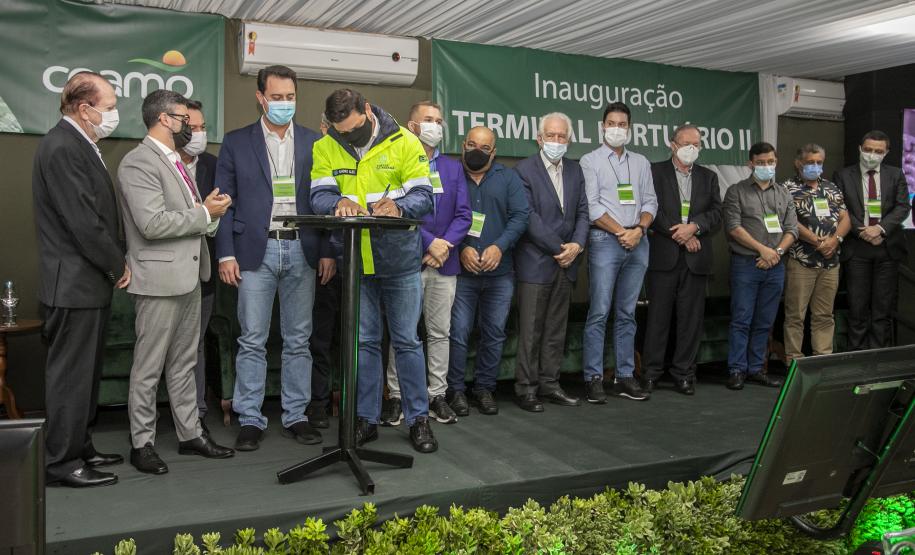 O Porto de Paranaguá começa a preparar sua estrutura para absorver a produção transportada pelo modal ferroviário, já tendo em vista o projeto da Nova Ferroeste. O governador Carlos Massa Ratinho Junior lançou nesta quinta-feira (9), em Paranaguá, no Litoral, o edital de licitação do projeto Cais Leste, também chamado de Moegão, que vai receber investimento de R$ 500 milhões. O lançamento ocorreu durante a solenidade de inauguração do novo terminal portuário da Coamo.