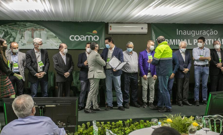 O Porto de Paranaguá começa a preparar sua estrutura para absorver a produção transportada pelo modal ferroviário, já tendo em vista o projeto da Nova Ferroeste. O governador Carlos Massa Ratinho Junior lançou nesta quinta-feira (9), em Paranaguá, no Litoral, o edital de licitação do projeto Cais Leste, também chamado de Moegão, que vai receber investimento de R$ 500 milhões. O lançamento ocorreu durante a solenidade de inauguração do novo terminal portuário da Coamo.