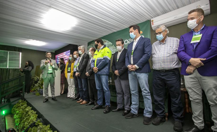 O Porto de Paranaguá começa a preparar sua estrutura para absorver a produção transportada pelo modal ferroviário, já tendo em vista o projeto da Nova Ferroeste. O governador Carlos Massa Ratinho Junior lançou nesta quinta-feira (9), em Paranaguá, no Litoral, o edital de licitação do projeto Cais Leste, também chamado de Moegão, que vai receber investimento de R$ 500 milhões. O lançamento ocorreu durante a solenidade de inauguração do novo terminal portuário da Coamo.