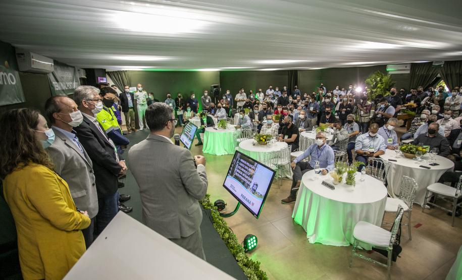 O Porto de Paranaguá começa a preparar sua estrutura para absorver a produção transportada pelo modal ferroviário, já tendo em vista o projeto da Nova Ferroeste. O governador Carlos Massa Ratinho Junior lançou nesta quinta-feira (9), em Paranaguá, no Litoral, o edital de licitação do projeto Cais Leste, também chamado de Moegão, que vai receber investimento de R$ 500 milhões. O lançamento ocorreu durante a solenidade de inauguração do novo terminal portuário da Coamo.