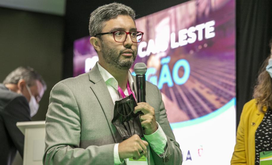 O Porto de Paranaguá começa a preparar sua estrutura para absorver a produção transportada pelo modal ferroviário, já tendo em vista o projeto da Nova Ferroeste. O governador Carlos Massa Ratinho Junior lançou nesta quinta-feira (9), em Paranaguá, no Litoral, o edital de licitação do projeto Cais Leste, também chamado de Moegão, que vai receber investimento de R$ 500 milhões. O lançamento ocorreu durante a solenidade de inauguração do novo terminal portuário da Coamo.