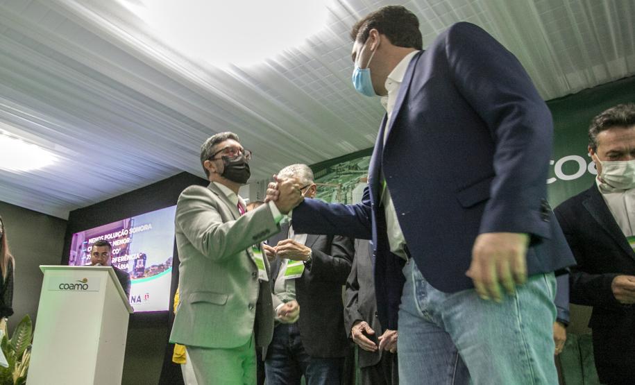 O Porto de Paranaguá começa a preparar sua estrutura para absorver a produção transportada pelo modal ferroviário, já tendo em vista o projeto da Nova Ferroeste. O governador Carlos Massa Ratinho Junior lançou nesta quinta-feira (9), em Paranaguá, no Litoral, o edital de licitação do projeto Cais Leste, também chamado de Moegão, que vai receber investimento de R$ 500 milhões. O lançamento ocorreu durante a solenidade de inauguração do novo terminal portuário da Coamo.