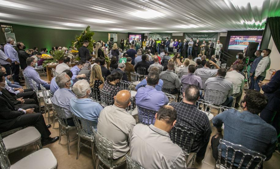 O Porto de Paranaguá começa a preparar sua estrutura para absorver a produção transportada pelo modal ferroviário, já tendo em vista o projeto da Nova Ferroeste. O governador Carlos Massa Ratinho Junior lançou nesta quinta-feira (9), em Paranaguá, no Litoral, o edital de licitação do projeto Cais Leste, também chamado de Moegão, que vai receber investimento de R$ 500 milhões. O lançamento ocorreu durante a solenidade de inauguração do novo terminal portuário da Coamo.