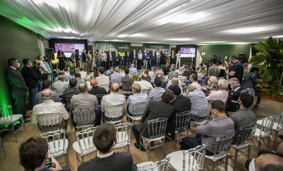 O Porto de Paranaguá começa a preparar sua estrutura para absorver a produção transportada pelo modal ferroviário, já tendo em vista o projeto da Nova Ferroeste. O governador Carlos Massa Ratinho Junior lançou nesta quinta-feira (9), em Paranaguá, no Litoral, o edital de licitação do projeto Cais Leste, também chamado de Moegão, que vai receber investimento de R$ 500 milhões. O lançamento ocorreu durante a solenidade de inauguração do novo terminal portuário da Coamo.