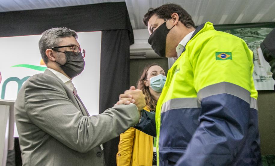 O Porto de Paranaguá começa a preparar sua estrutura para absorver a produção transportada pelo modal ferroviário, já tendo em vista o projeto da Nova Ferroeste. O governador Carlos Massa Ratinho Junior lançou nesta quinta-feira (9), em Paranaguá, no Litoral, o edital de licitação do projeto Cais Leste, também chamado de Moegão, que vai receber investimento de R$ 500 milhões. O lançamento ocorreu durante a solenidade de inauguração do novo terminal portuário da Coamo.