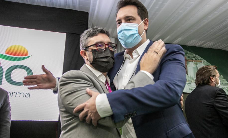 O Porto de Paranaguá começa a preparar sua estrutura para absorver a produção transportada pelo modal ferroviário, já tendo em vista o projeto da Nova Ferroeste. O governador Carlos Massa Ratinho Junior lançou nesta quinta-feira (9), em Paranaguá, no Litoral, o edital de licitação do projeto Cais Leste, também chamado de Moegão, que vai receber investimento de R$ 500 milhões. O lançamento ocorreu durante a solenidade de inauguração do novo terminal portuário da Coamo.