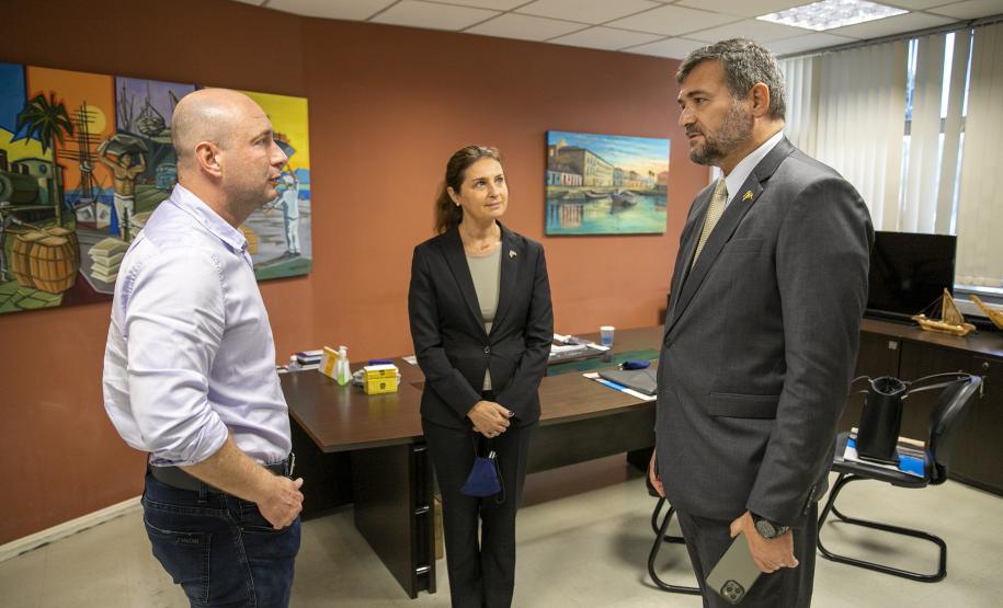 A Diretoria de Desenvolvimento Empresarial da Portos do Paraná recebeu na manhã desta terça-feira (14) o presidente da Câmara de Comércio Brasil-Tailândia (BTCC), Marcelo Souza. O objetivo do encontro foi apresentar as inúmeras atividades que envolvem a Câmara de Comércio Brasil-Tailândia com os portos paranaenses.