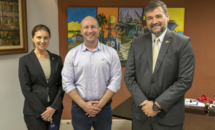 A Diretoria de Desenvolvimento Empresarial da Portos do Paraná recebeu na manhã desta terça-feira (14) o presidente da Câmara de Comércio Brasil-Tailândia (BTCC), Marcelo Souza. O objetivo do encontro foi apresentar as inúmeras atividades que envolvem a Câmara de Comércio Brasil-Tailândia com os portos paranaenses.