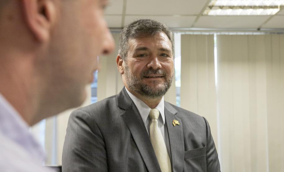 A Diretoria de Desenvolvimento Empresarial da Portos do Paraná recebeu na manhã desta terça-feira (14) o presidente da Câmara de Comércio Brasil-Tailândia (BTCC), Marcelo Souza. O objetivo do encontro foi apresentar as inúmeras atividades que envolvem a Câmara de Comércio Brasil-Tailândia com os portos paranaenses.