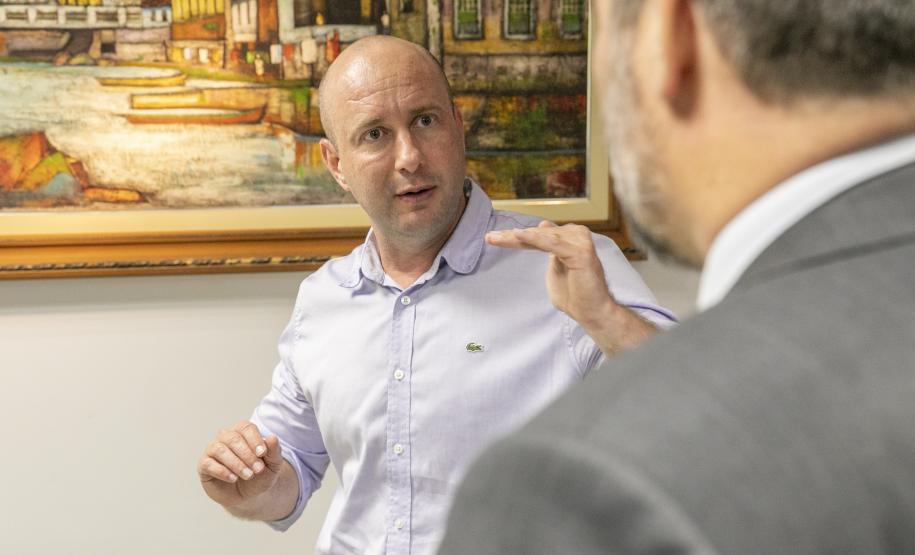A Diretoria de Desenvolvimento Empresarial da Portos do Paraná recebeu na manhã desta terça-feira (14) o presidente da Câmara de Comércio Brasil-Tailândia (BTCC), Marcelo Souza. O objetivo do encontro foi apresentar as inúmeras atividades que envolvem a Câmara de Comércio Brasil-Tailândia com os portos paranaenses.