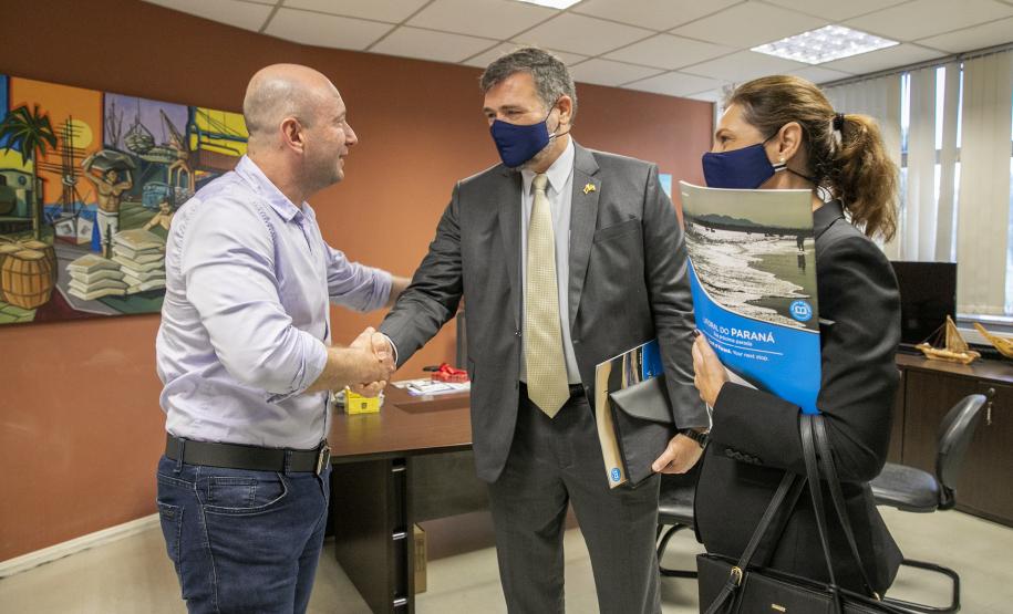 A Diretoria de Desenvolvimento Empresarial da Portos do Paraná recebeu na manhã desta terça-feira (14) o presidente da Câmara de Comércio Brasil-Tailândia (BTCC), Marcelo Souza. O objetivo do encontro foi apresentar as inúmeras atividades que envolvem a Câmara de Comércio Brasil-Tailândia com os portos paranaenses.