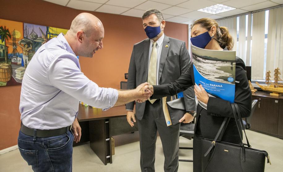 A Diretoria de Desenvolvimento Empresarial da Portos do Paraná recebeu na manhã desta terça-feira (14) o presidente da Câmara de Comércio Brasil-Tailândia (BTCC), Marcelo Souza. O objetivo do encontro foi apresentar as inúmeras atividades que envolvem a Câmara de Comércio Brasil-Tailândia com os portos paranaenses.