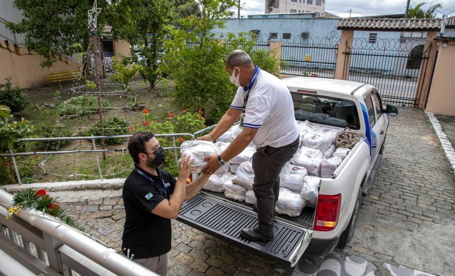 Com a mobilização da Coordenadoria da Ouvidoria, em contato com a coordenação do Comitê do Litoral do Estado da ONG Ação da Cidadania, a Portos do Paraná conseguiu angariar cem cestas básicas para atender quem precisa, em Paranaguá.