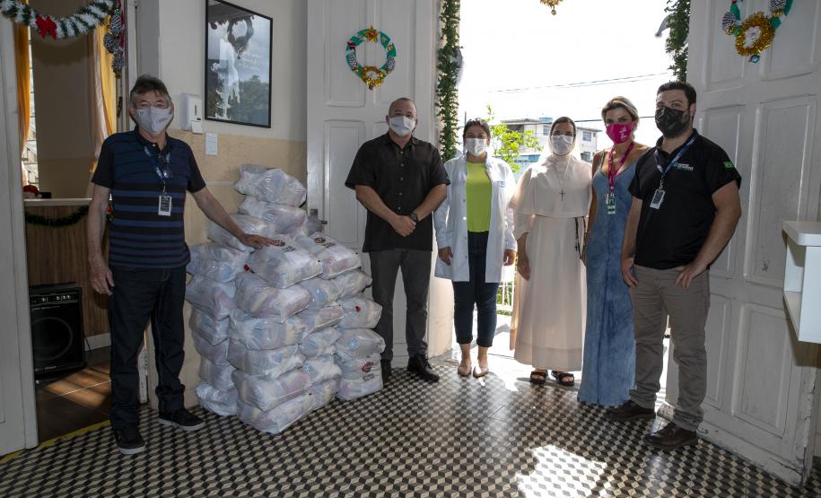 Com a mobilização da Coordenadoria da Ouvidoria, em contato com a coordenação do Comitê do Litoral do Estado da ONG Ação da Cidadania, a Portos do Paraná conseguiu angariar cem cestas básicas para atender quem precisa, em Paranaguá.