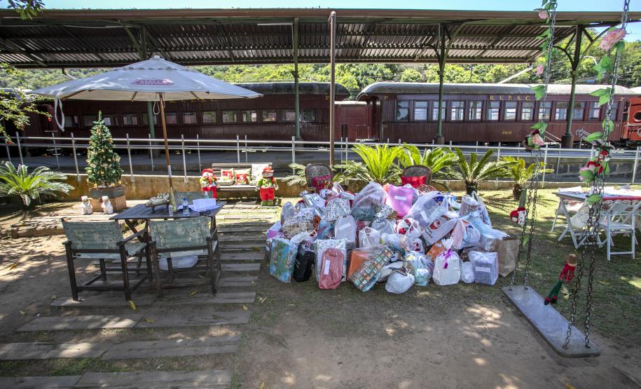 Em ação solidária de Natal, Portos do Paraná doa presentes e cestas básicas