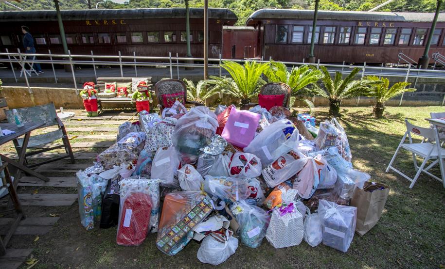 Em ação solidária de Natal, Portos do Paraná doa presentes e cestas básicas
