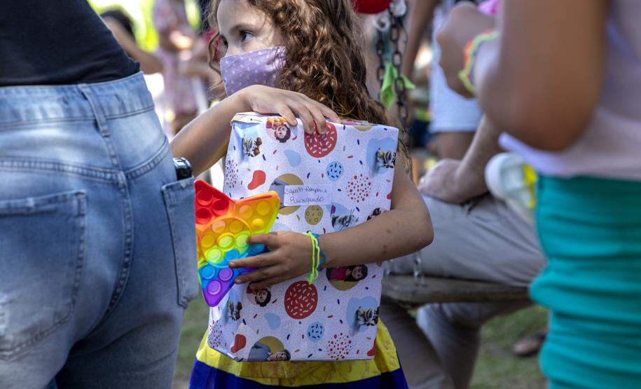 Em ação solidária de Natal, Portos do Paraná doa presentes e cestas básicas