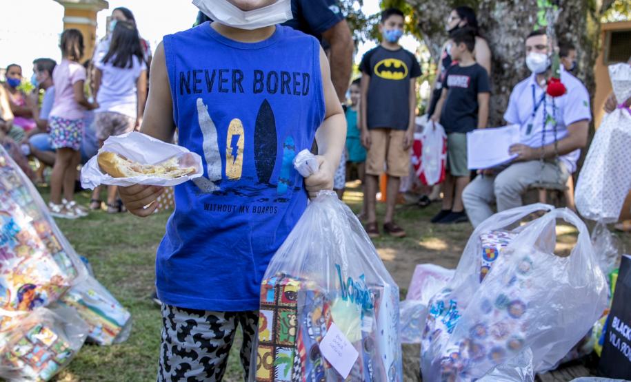 Em ação solidária de Natal, Portos do Paraná doa presentes e cestas básicas