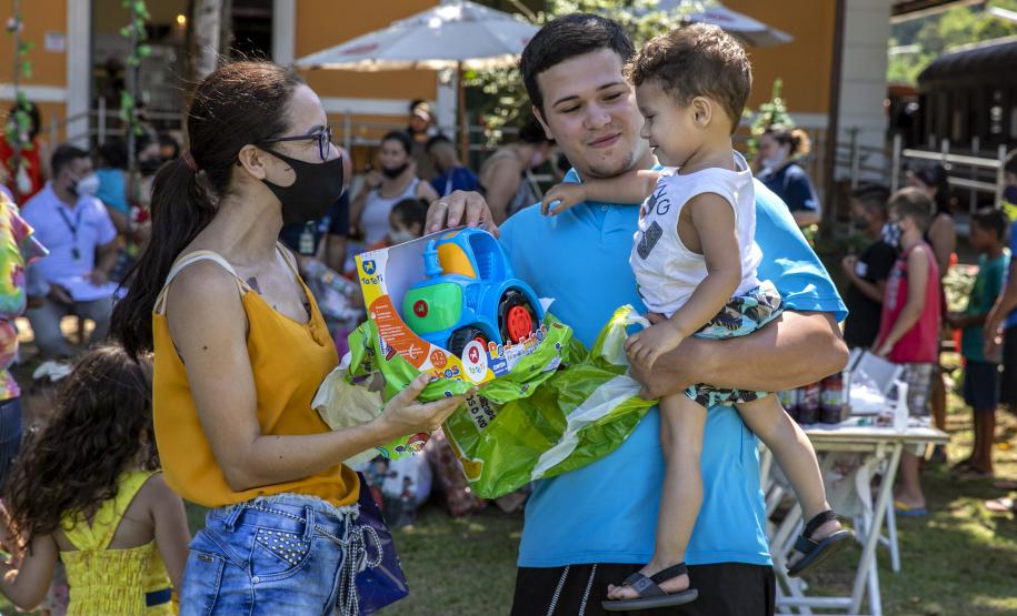 Em ação solidária de Natal, Portos do Paraná doa presentes e cestas básicas