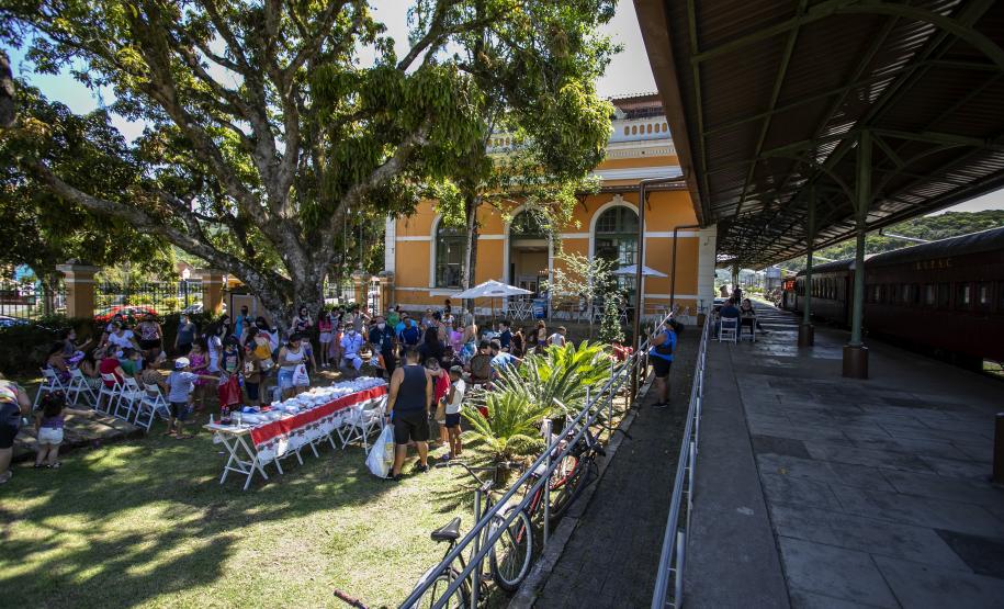 Em ação solidária de Natal, Portos do Paraná doa presentes e cestas básicas