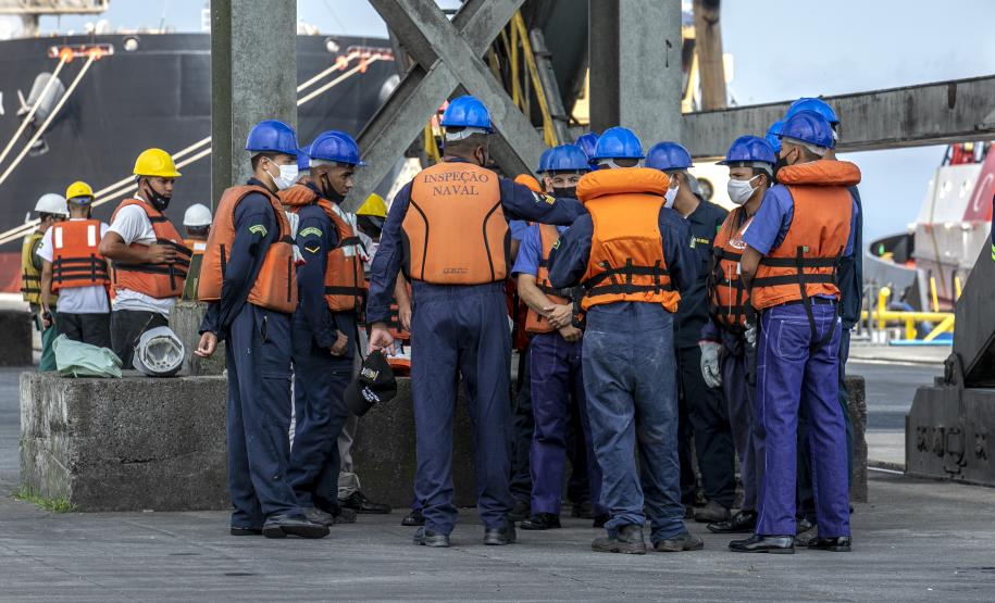 O Porto de Paranaguá (PR) é uma das paradas de duas embarcações da esquadra da Marinha Brasileira. A Fragata Independência (F-44) e Navio-Aeródromo Multipropósito “Atlântico” (A-140) chegaram nesta quinta-feira (20) e permanecem atracados no cais paranaense até a manhã da próxima segunda-feira (24).