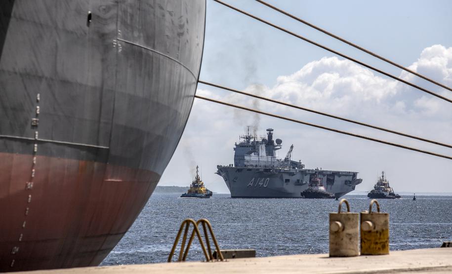 O Porto de Paranaguá (PR) é uma das paradas de duas embarcações da esquadra da Marinha Brasileira. A Fragata Independência (F-44) e Navio-Aeródromo Multipropósito “Atlântico” (A-140) chegaram nesta quinta-feira (20) e permanecem atracados no cais paranaense até a manhã da próxima segunda-feira (24).