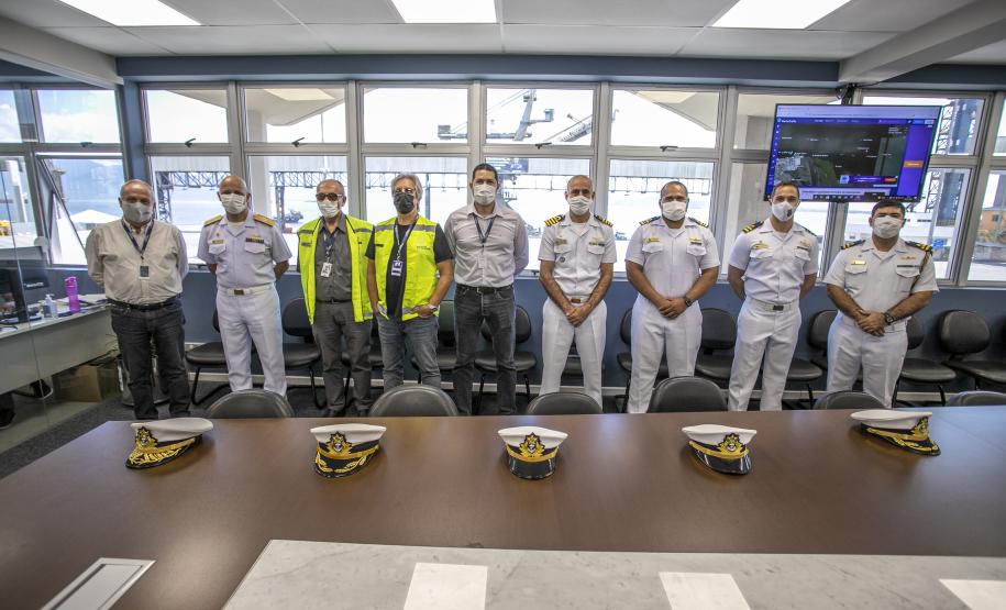 O Porto de Paranaguá (PR) é uma das paradas de duas embarcações da esquadra da Marinha Brasileira. A Fragata Independência (F-44) e Navio-Aeródromo Multipropósito “Atlântico” (A-140) chegaram nesta quinta-feira (20) e permanecem atracados no cais paranaense até a manhã da próxima segunda-feira (24).